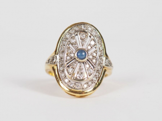 Vente aux enchères Bague en or jaune, plateau ajouré à décor d'un pierre bleu en cabochon