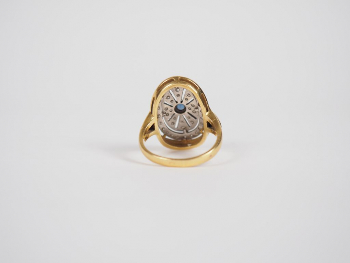 Bague en or jaune, plateau ajouré à décor d'un pierre bleu en cabochon