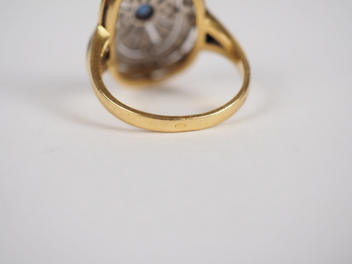 Bague en or jaune, plateau ajouré à décor d'un pierre bleu en cabochon