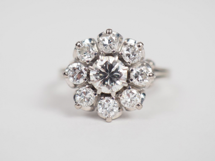 Bague marguerite en or blanc, ornée en son centre d'un diamant d'envir