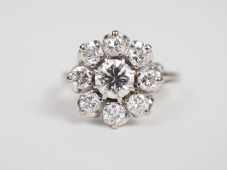 Vente aux enchères Bague marguerite en or blanc, ornée en son centre d'un diamant d'envir