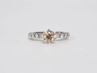 Vente aux enchères Bague en or blanc 14k, ornée en son centre d'un diamant Fancy Light (A
