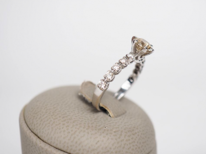 Bague en or blanc 14k, ornée en son centre d'un diamant Fancy Light (A
