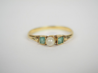 Vente aux enchères Bague en or jaune, ornée de deux pierres vertes et d'une perle.  TDD. 