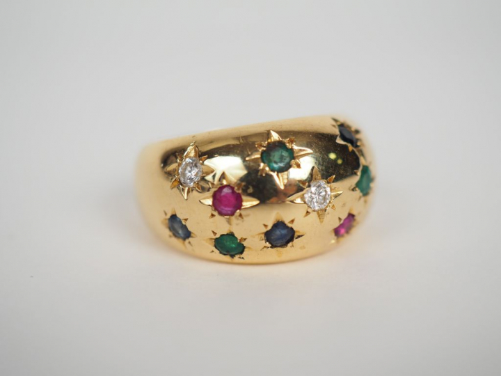 Bague dôme en or jaune, ornée de diamants et de pierres de couleur.  T