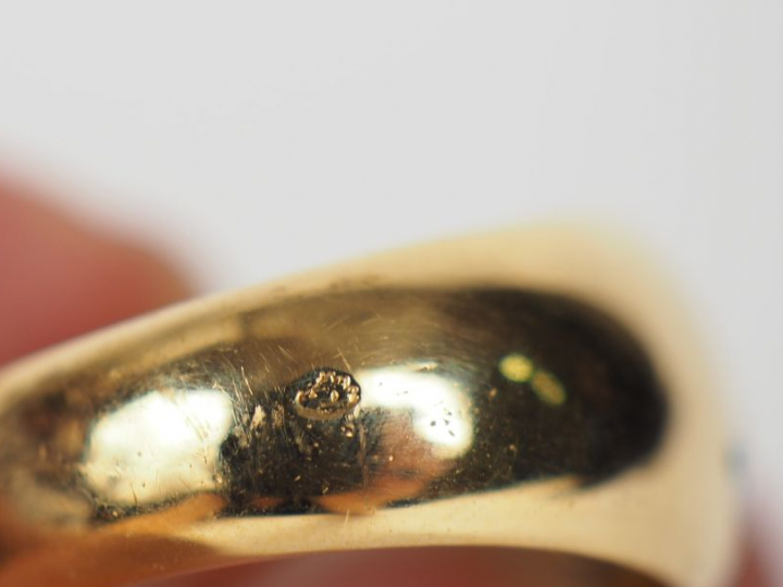 Bague dôme en or jaune, ornée de diamants et de pierres de couleur.  T