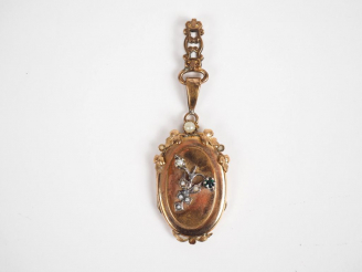 Vente aux enchères Pendentif porte-photo Napoléon III en pomponne, perles et pierre verte