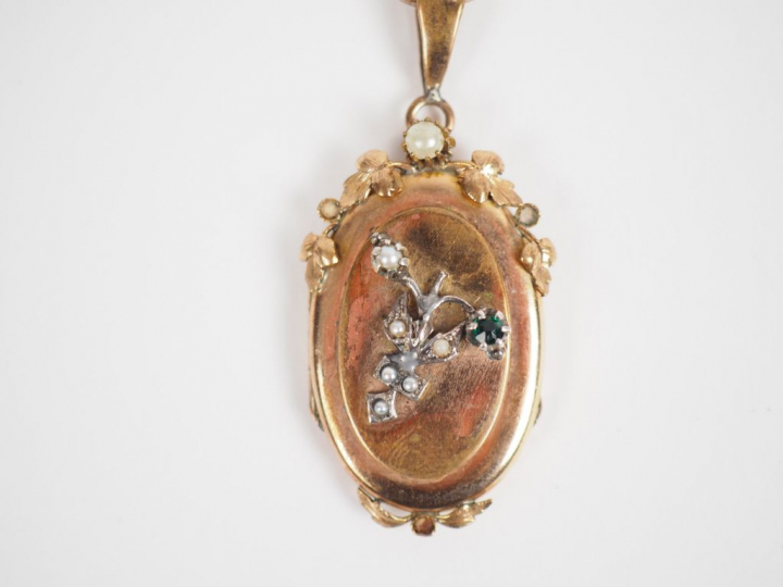 Pendentif porte-photo Napoléon III en pomponne, perles et pierre verte