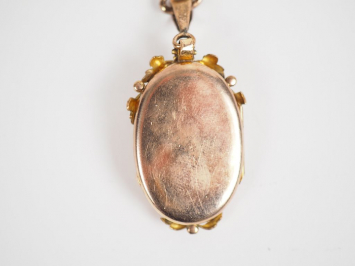 Pendentif porte-photo Napoléon III en pomponne, perles et pierre verte