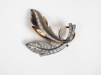 Vente aux enchères Broche en forme de feuilles en vermeil et argent, ornée de pierre à l'
