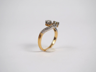 Vente aux enchères Bague "Toi   Moi" en or jaune, ornée d'un petit diamant et de roses. T