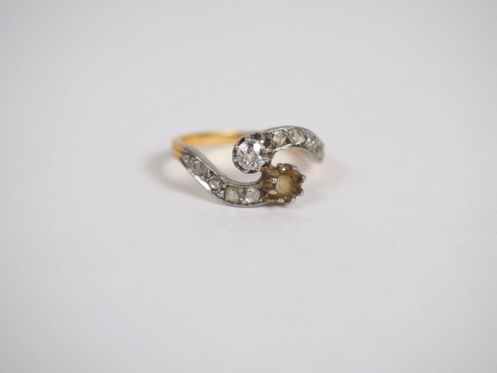 Bague "Toi   Moi" en or jaune, ornée d'un petit diamant et de roses. T
