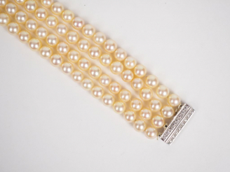 Vente aux enchères Bracelet quatre rangs de perles. Fermoir en or blanc, orné de deux lig