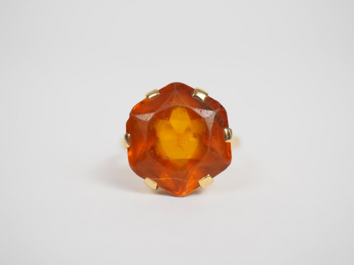 Bague en or jaune sertie d'un quartz. TDD. 51 Poids tel. 5,42 g (petit