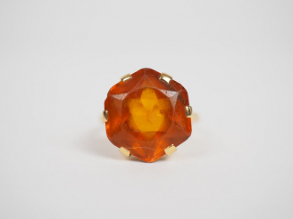 Vente aux enchères Bague en or jaune sertie d'un quartz. TDD. 51 Poids tel. 5,42 g (petit
