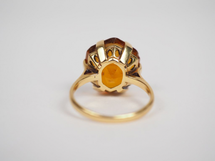 Bague en or jaune sertie d'un quartz. TDD. 51 Poids tel. 5,42 g (petit