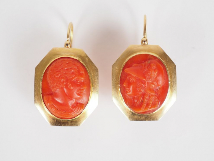 Paire de pendants d'oreilles Napoléon III en or jaune 14k et corail, à