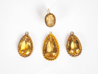 Vente aux enchères Lot comprenant trois pendentifs et un perce oreille en or jaune et qua