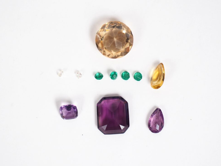 Lot comprenant :  - neuf pierres de couleur sur papier (améthystes, qu