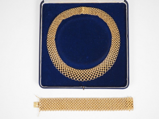 Vente aux enchères Parure en or jaune, comprenant un collier draperie et un bracelet manc