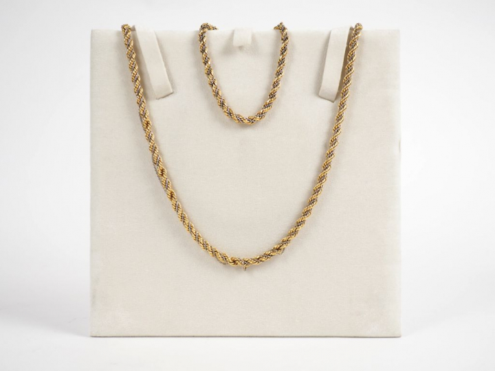Parure deux tons d'or comprenant :  - un collier, maille torsadée Long