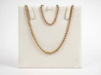 Vente aux enchères Parure deux tons d'or comprenant :  - un collier, maille torsadée Long