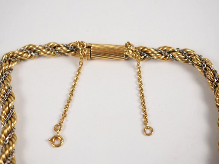 Parure deux tons d'or comprenant :  - un collier, maille torsadée Long