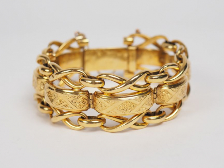 Bracelet articulé Napoléon III en or jaune, à décor de rinceaux.  Poid