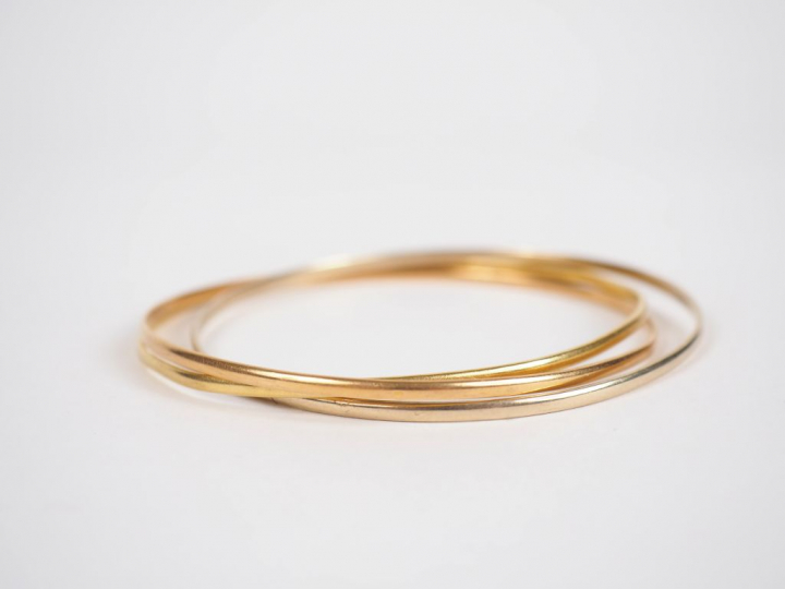 Bracelet triple joncs trois tons d'or.  Poids. 23 g