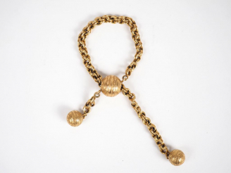 Vente aux enchères Bracelet en or jaune, à décor de deux boules aux extrêmités et d'une b