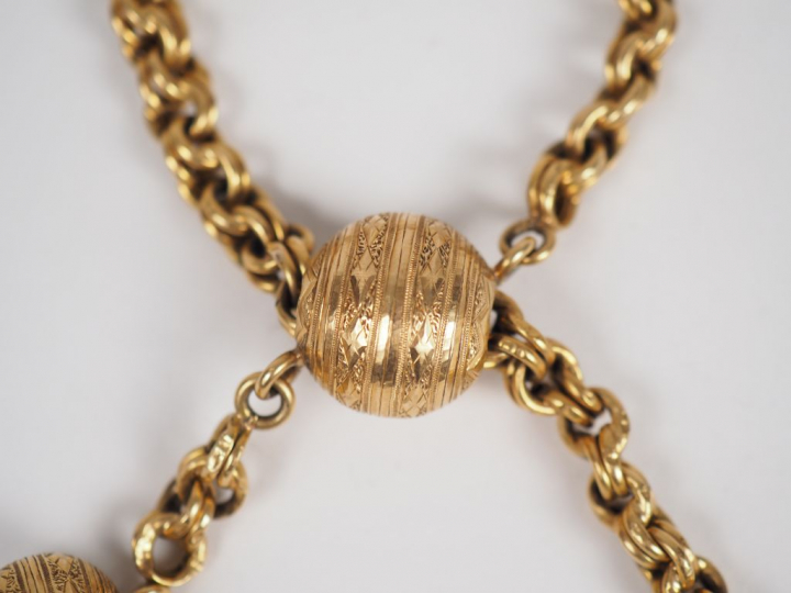 Bracelet en or jaune, à décor de deux boules aux extrêmités et d'une b
