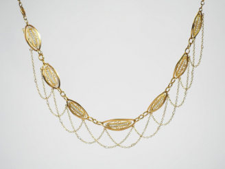 Vente aux enchères Collier draperie en or jaune, orné de médaillons filigranés et de perl