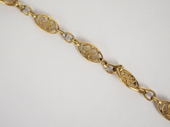 Collier draperie en or jaune, orné de médaillons filigranés et de perl