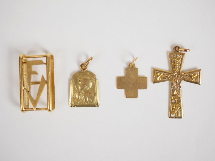 Lot comprenant :  - un pendentif en or jaune, à décor ajouré d'un mono