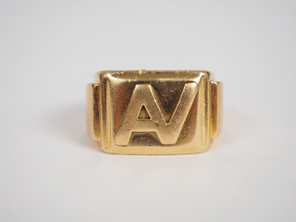 Vente aux enchères Chevalière en or jaune.  Monogrammée AV.  TDD. 51 Poids. 21,13 g (peti