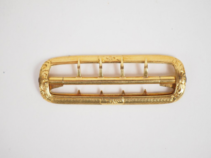 Boucle de ceinture en or jaune, à décor de rinceaux feuillagés. Long. 