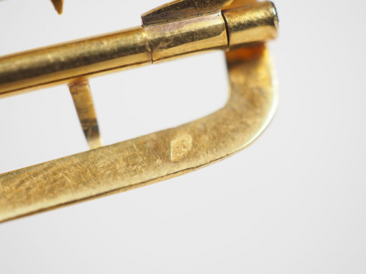 Boucle de ceinture en or jaune, à décor de rinceaux feuillagés. Long. 
