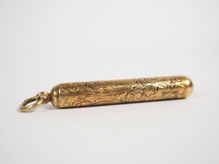 Petit porte-mine en or jaune 14k, à décor gravé de rinceaux. Poids tel