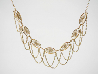 Vente aux enchères Collier draperie en or jaune, à décor de médaillons filigranés et de p