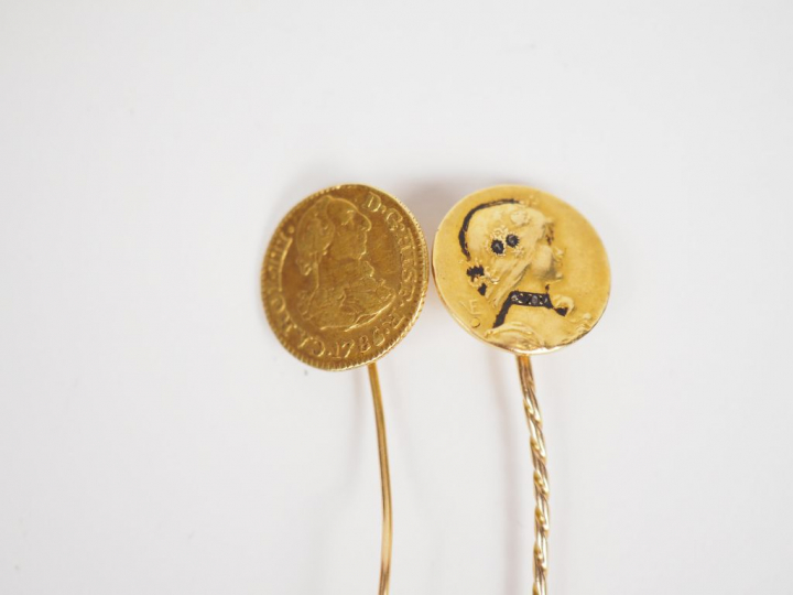 Deux différentes épingles en or jaune.  Poids. 5,12 g (piques tordues)