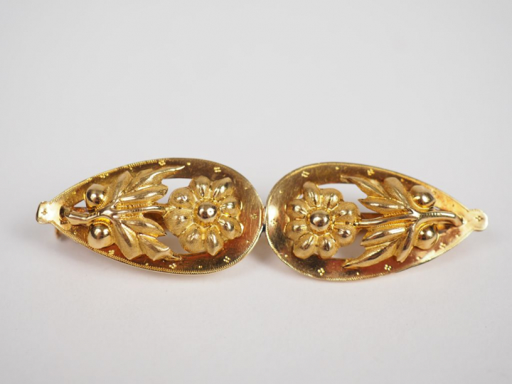 Broche en or jaune, ornée de deux médaillons en forme de goutte, à déc