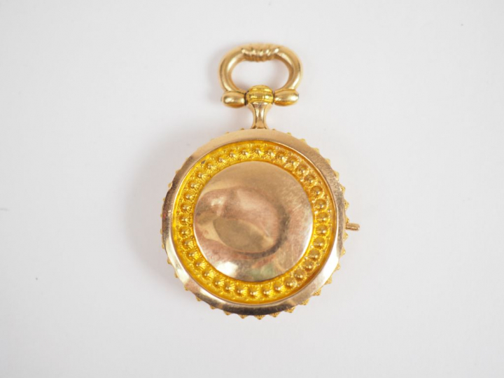Pendentif médaillon en or jaune.  Poids tel. 5,90 g (enfoncements, ouv