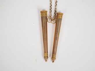 Vente aux enchères Collier en or jaune, et deux pendeloques coniques en or jaune.  Poids.