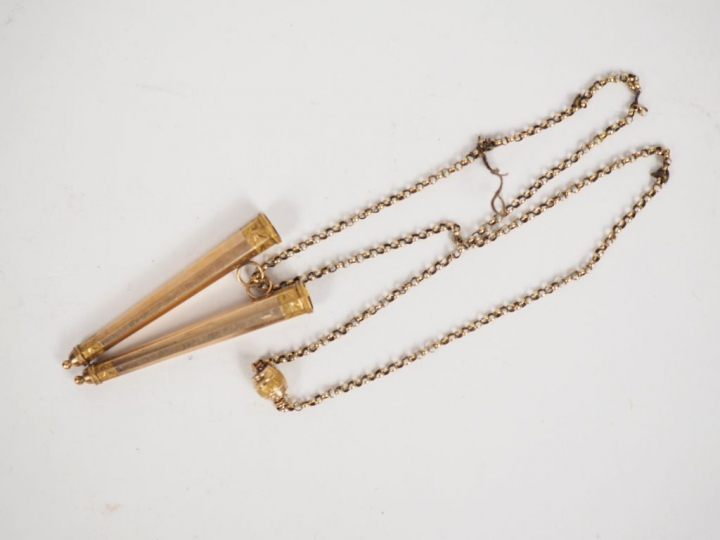 Collier en or jaune, et deux pendeloques coniques en or jaune.  Poids.