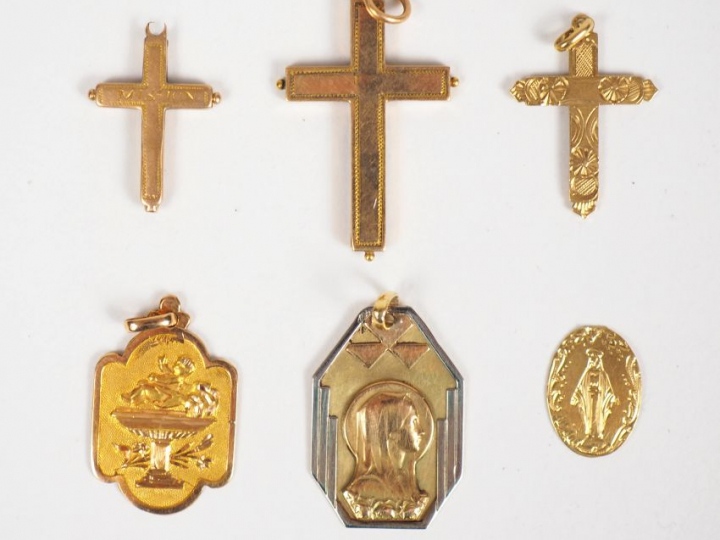 Lot comprenant trois différentes médailles et trois différentes croix 