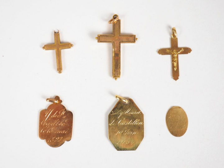 Lot comprenant trois différentes médailles et trois différentes croix 