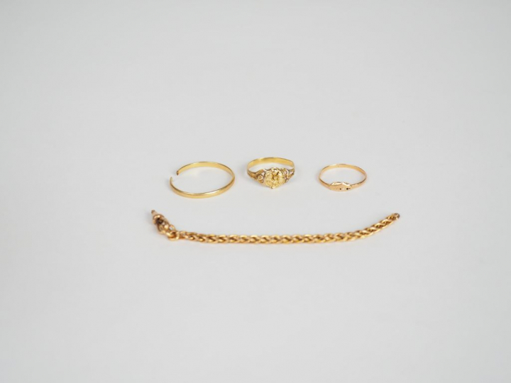 Lot comprenant : une alliance, un élément de bague et une bague à déco