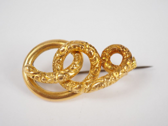 Vente aux enchères Broche en or jaune, ornée d'un motif de cercles stylisés.  Poids tel. 