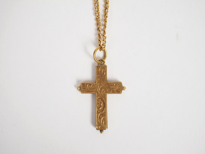 Pendentif en forme de croix et sa chaine en or jaune.  Poids. 6,93 g (