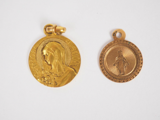 Vente aux enchères Lot comprenant deux différentes médailles en or jaune.  Poids. 3,85 g 